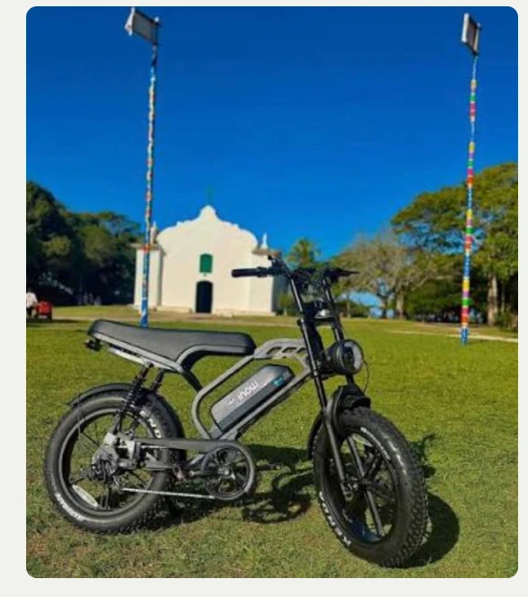 Bicicleta elétrica em frente à igreja do Quadrado de Trancoso