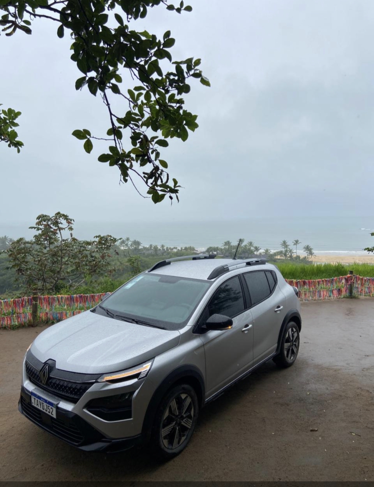 Carro de transfer da Trilha e Mar em um mirante no litoral de Trancoso